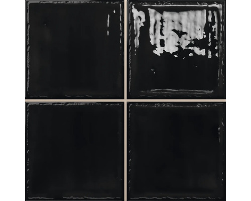 Fyra svarta, glänsande keramiska plattor med oregelbundna kanter