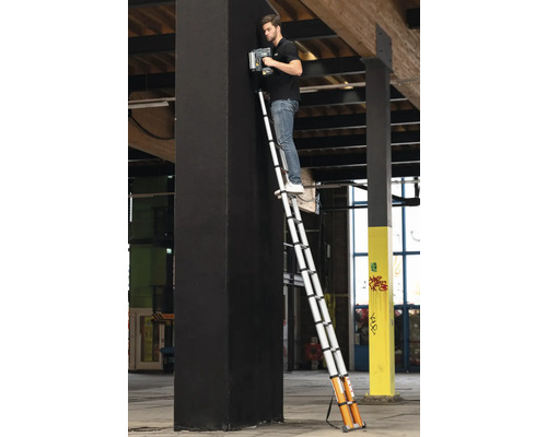 En man står på en teleskopisk stege och arbetar med ett verktyg på en pelare