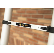 Detaljvy av en stege med en vinkelindikator för korrekt positionering.