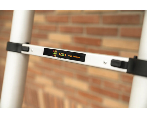 Detaljvy av en stege med en vinkelindikator för korrekt positionering.