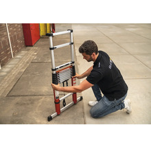 Man som fäller ihop en teleskopisk aluminiumstege