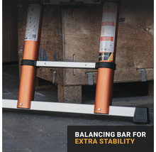 Utskjuten stege med balanseringsstång för extra stabilitet.