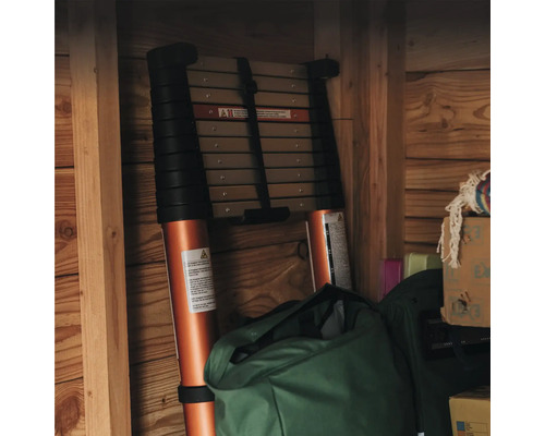 Hopfälld teleskopstege i förvaringsutrymmet