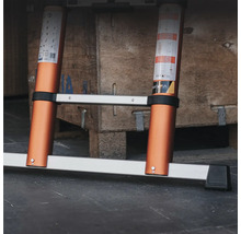 Utskjuten aluminiumstege framför trälåda