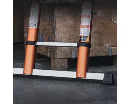 Utskjuten aluminiumstege framför trälåda