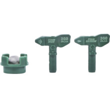 Tre gröna sprutmunstycken för färgsprututrustning med beteckningarna Stain Wide, Stain Narrow och ett filter.