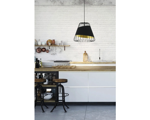 Pendellampa ovanför en köksbänk med barstolar i ett ljust kök.