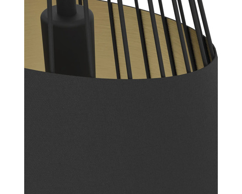 Närbild av en hängande lampa med textilskärm och metallram