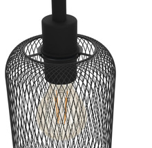 Pendellampa med svart metallnät och glödlampa