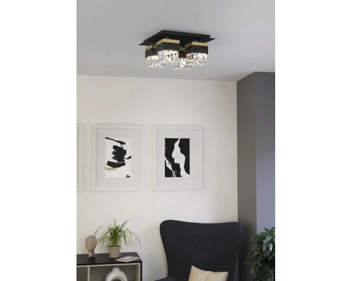 Taklampa med kristallelement i vardagsrummet