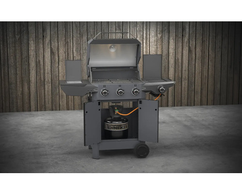 Gasolgrill med öppet lock och gasolflaska i underskåpet