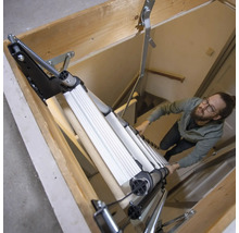 Man som går nerför en vindstrappa