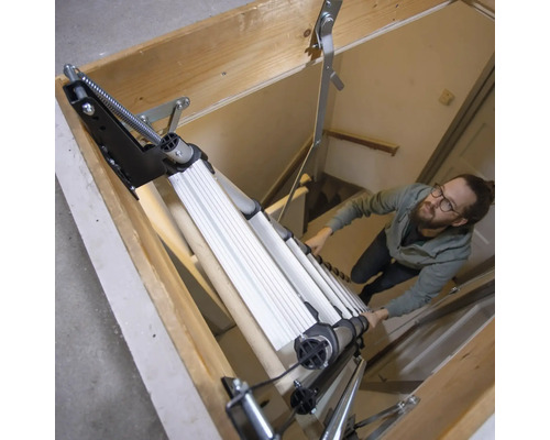 Man som går nerför en vindstrappa