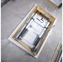 Utfälld vindstrappa i öppet läge