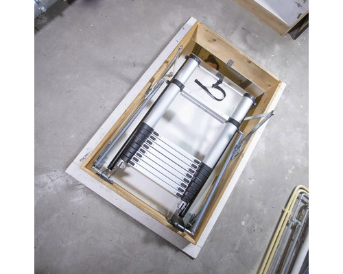 Utfälld vindstrappa i öppet läge