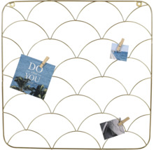 Metallgaller-memotavla med geometriskt mönster och foton