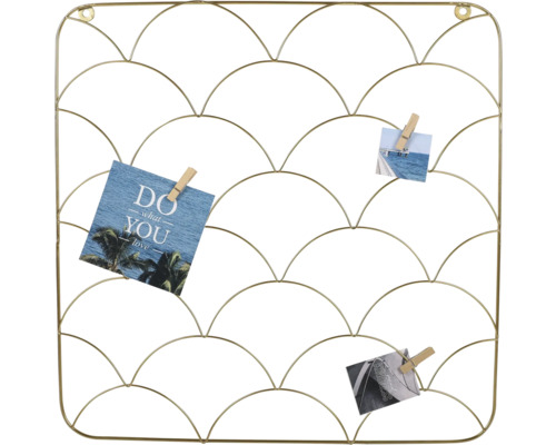 Metallgaller-memotavla med geometriskt mönster och foton