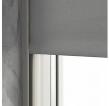 Grå rullgardin framför ett fönster