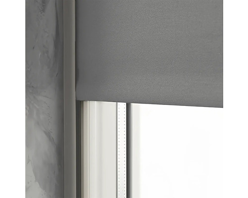 Grå rullgardin framför ett fönster