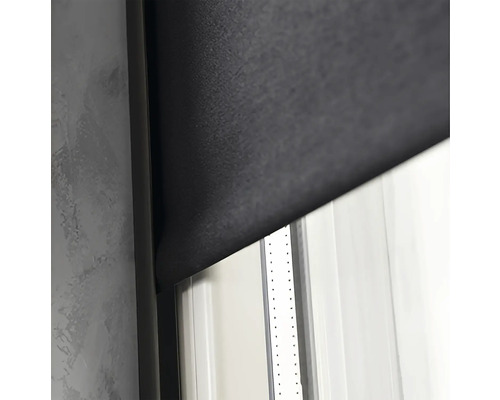 Fönsterrullgardin för att mörklägga ett fönster