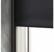 Svart rullgardin på fönstret för mörkläggning.