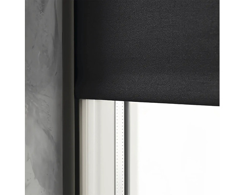 Svart rullgardin på fönstret för mörkläggning.