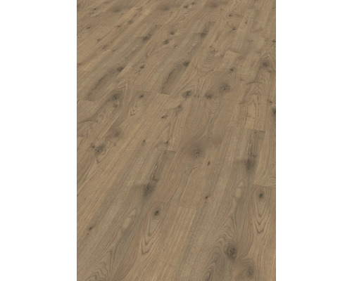 Lagt laminatgolv i lantlig stil