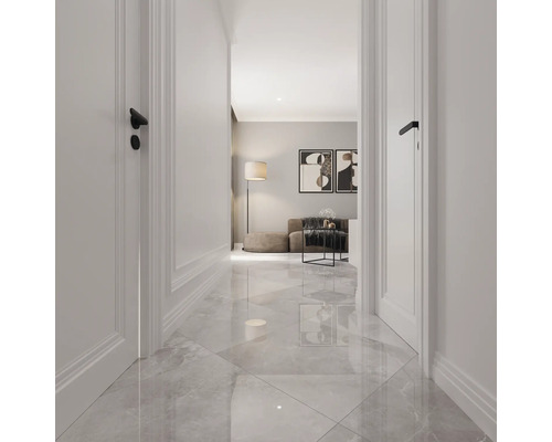 Hallvy med vita dörrar, marmorgolv och vardagsrum i bakgrunden