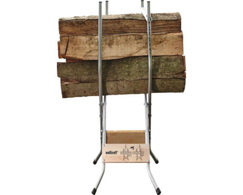 Vedklyv med trädstammar