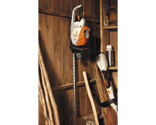 Batteridriven häcksax från Stihl på en trävägg.