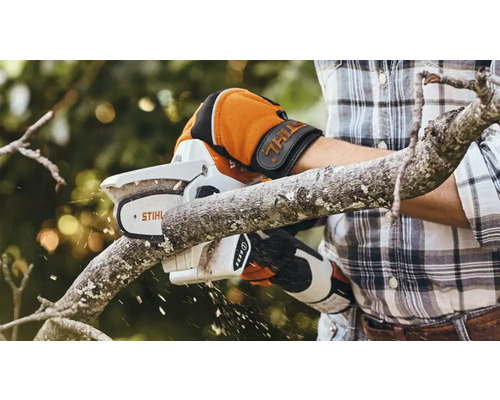 En person sågar av en gren med en batteridriven motorsåg.