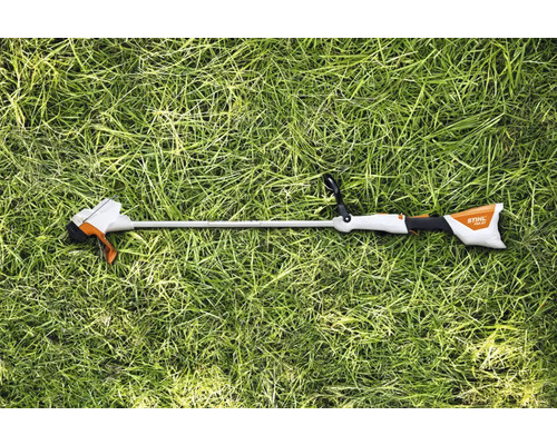 Stiel logotyp på gräsmatta