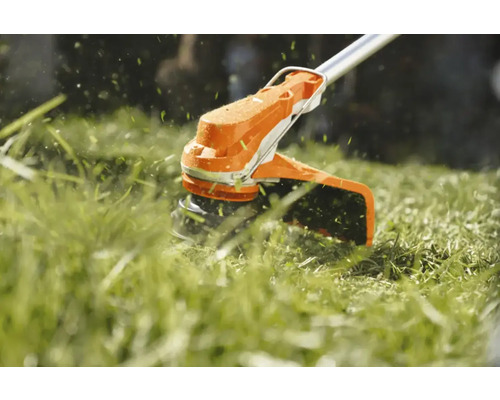 Grästrimmer som klipper gräs