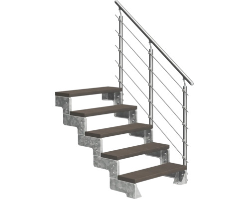 Trappa med metallräcke och trätrappsteg