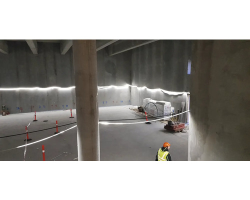 Inre utrymme på en byggarbetsplats med LED-belysning