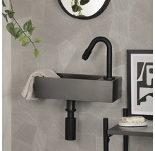 Modernt badrum med handfat, blandare och handduk