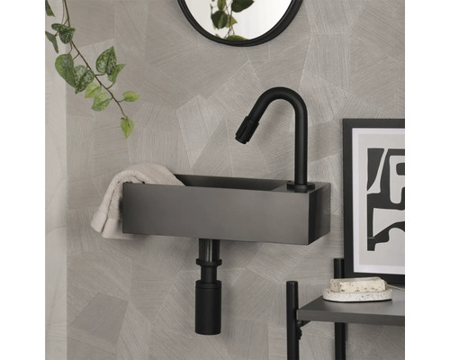 Modernt badrum med handfat, blandare och handduk