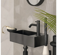 Modernt badrum med rektangulärt tvättställ och blandare