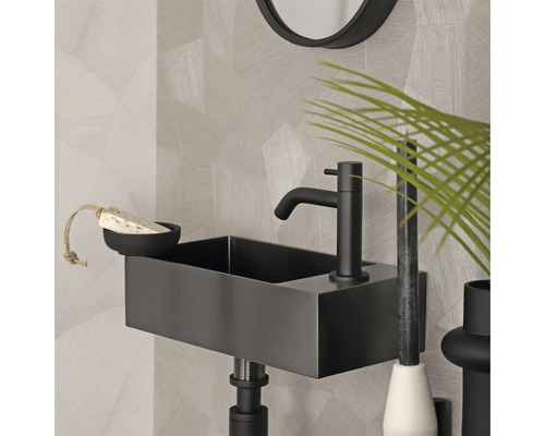 Modernt badrum med rektangulärt tvättställ och blandare