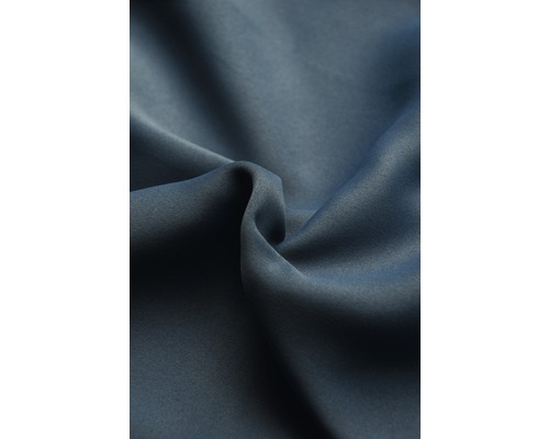 Närbild av marinblått gardintyg med veck