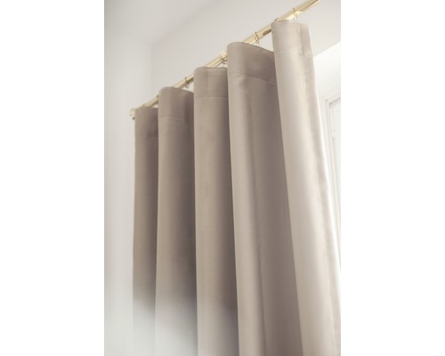 Gardin med gardinstång vid fönstret