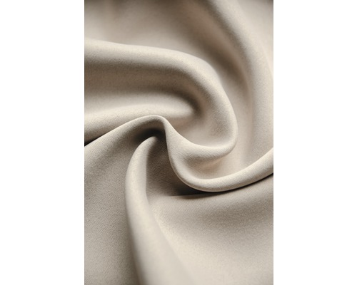 Närbild av beigefärgat tyg med veck