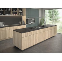 Modernt kök med köksö, diskho och spishäll