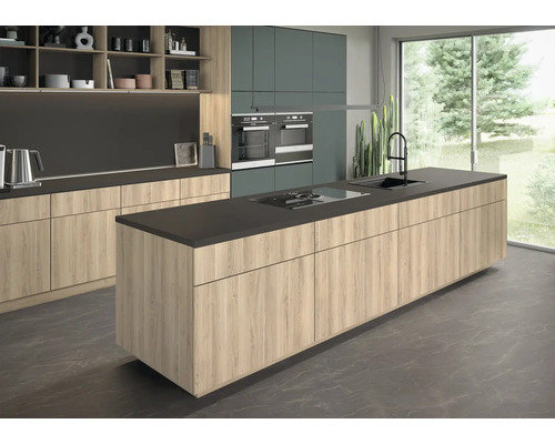 Modernt kök med köksö, diskho och spishäll