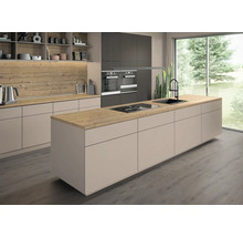 Modernt kök med köksö, diskho och arbetsbänk i trä