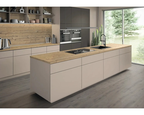 Modernt kök med köksö, diskho och arbetsbänk i trä