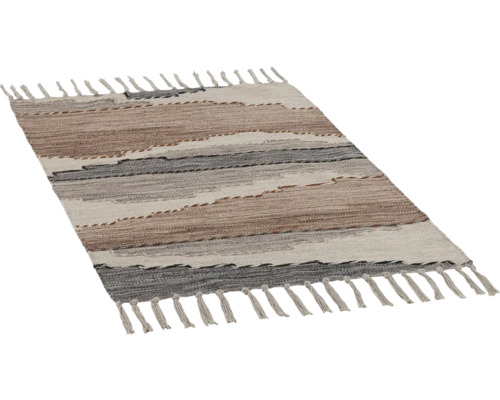 Stickad matta med fransar