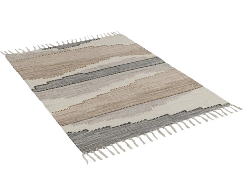 Matta med randigt mönster och fransar