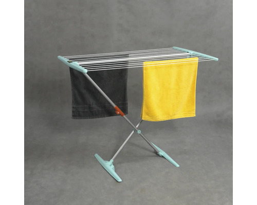 Torkställning med upphängda handdukar