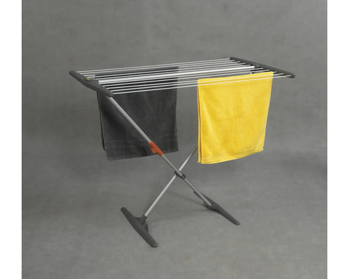 Torkställning med hängande handdukar